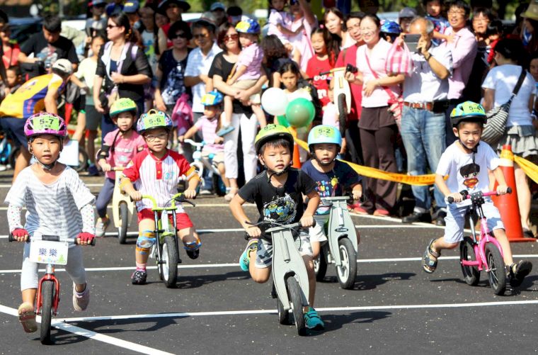 約150名小車手共同參與。中華民國騎士協會提供
