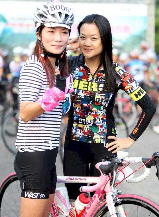江玉雯(右)和好友吳淑芬一起參加詩情畫意羅馬公路挑戰。中華民國自行車騎士協會／提供。
