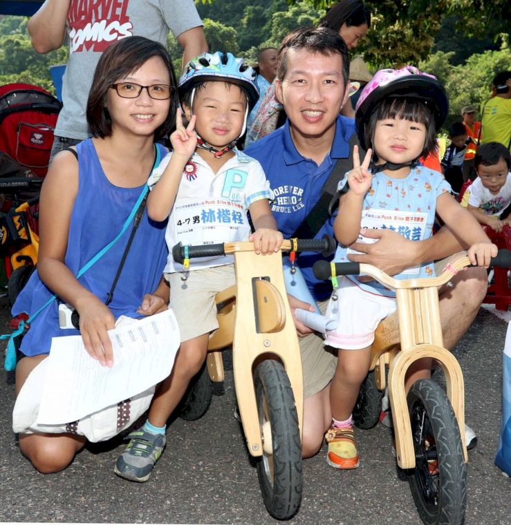 林炫良(右二)和太太帶著四歲的林楷程和三歲的妹妹林敬芸一起玩滑步車闖關遊戲。中華民國自行車騎士協會／提供。