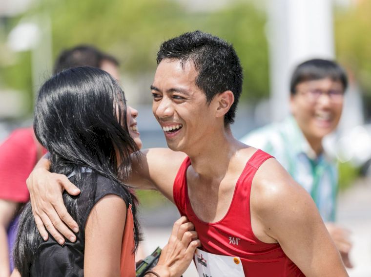 中國醫大的周冠杏(右)，女朋友特別到高雄大遠百等他，並獻上溫暖擁抱。圓創運動行銷