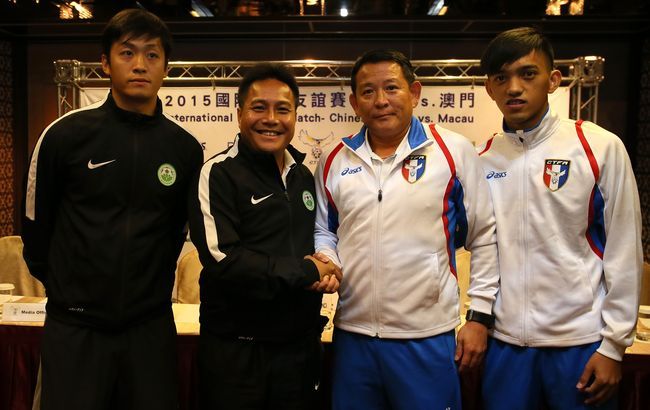 中華隊總教練陳俊明（右二）與澳門譚又新先禮後兵。（李天助／攝）