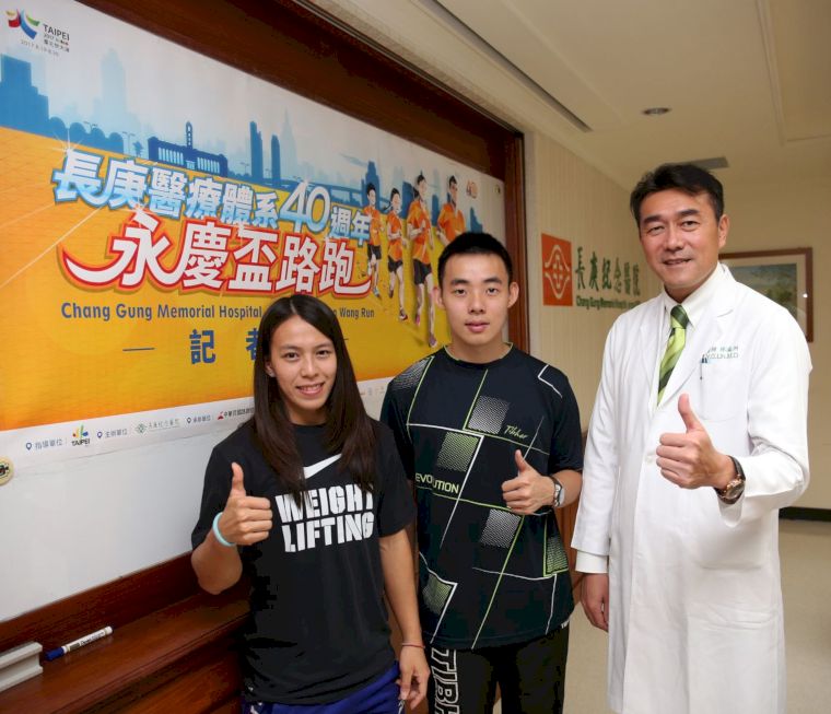 醫師林瀛洲(右)鼓勵民眾一起跑出健康。攝影/李天助