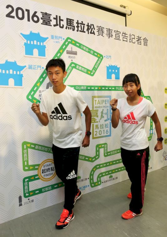 曾廷瑋(左)和陳宇璿宣傳台北馬拉松。攝影/李天助