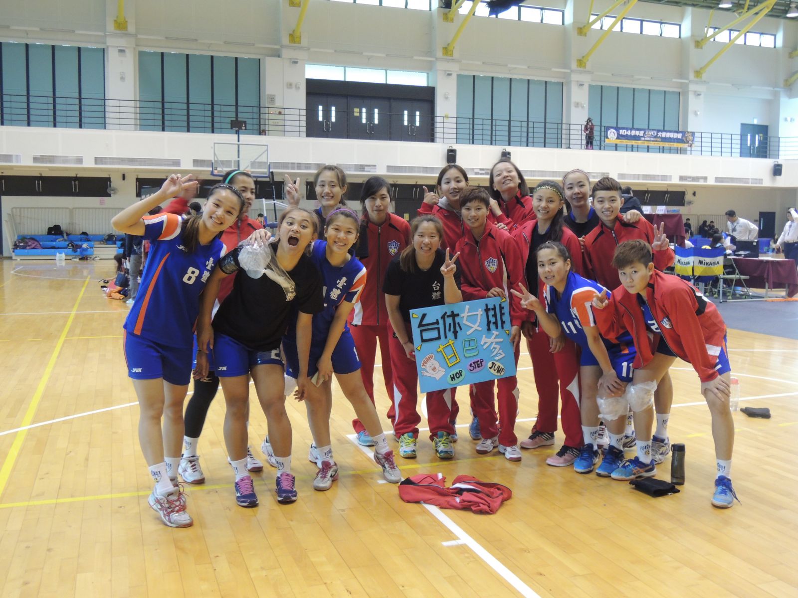 台灣體大女排隊全隊合照，林孟華為前排左三戴紫色髮帶那位。圖/大專體總提供