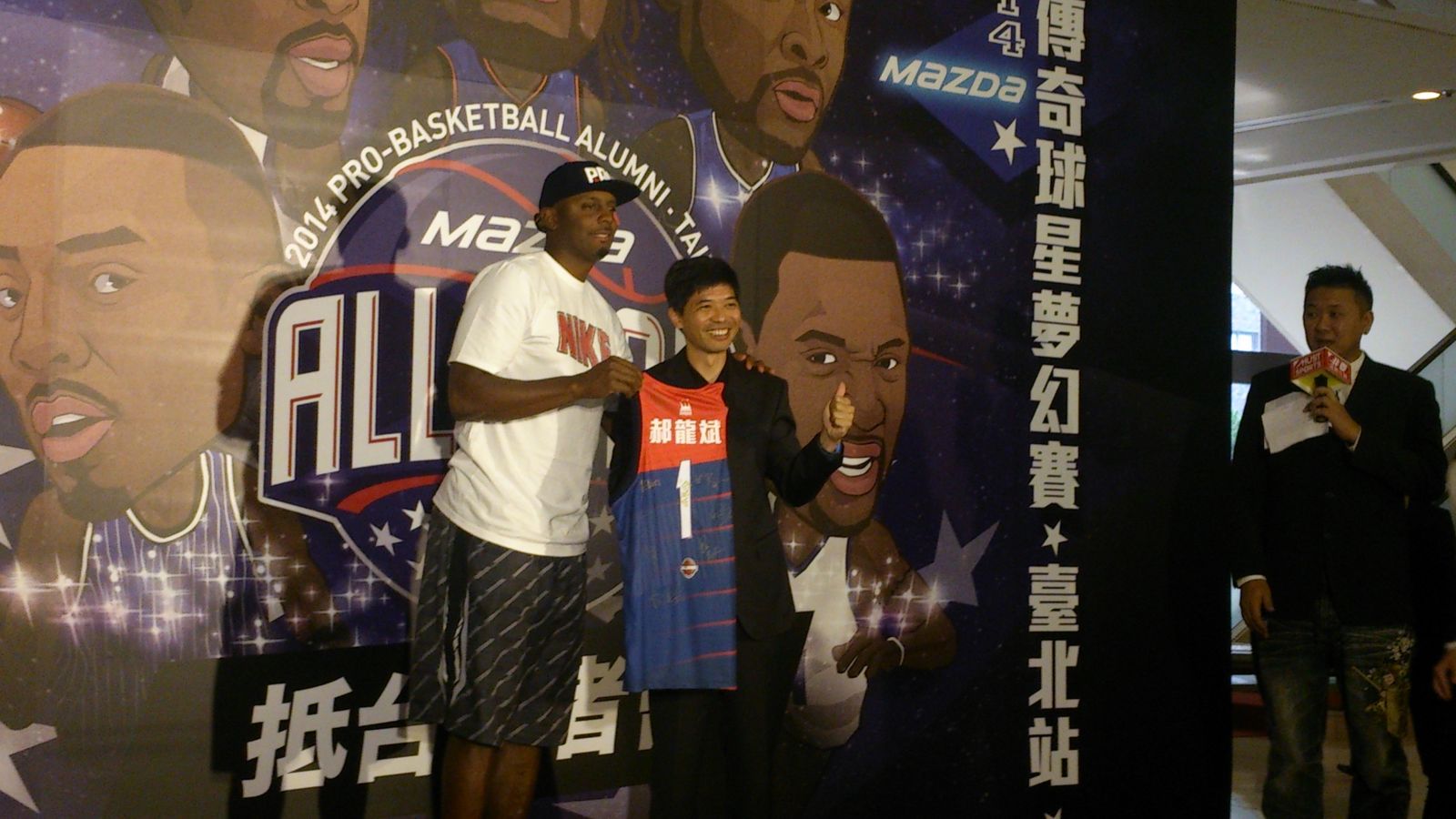 哈達威(左)代表美國傳奇球星隊致贈臺北市長號郝龍斌球衣，由臺北市體育局長(右)何金樑代表接受。