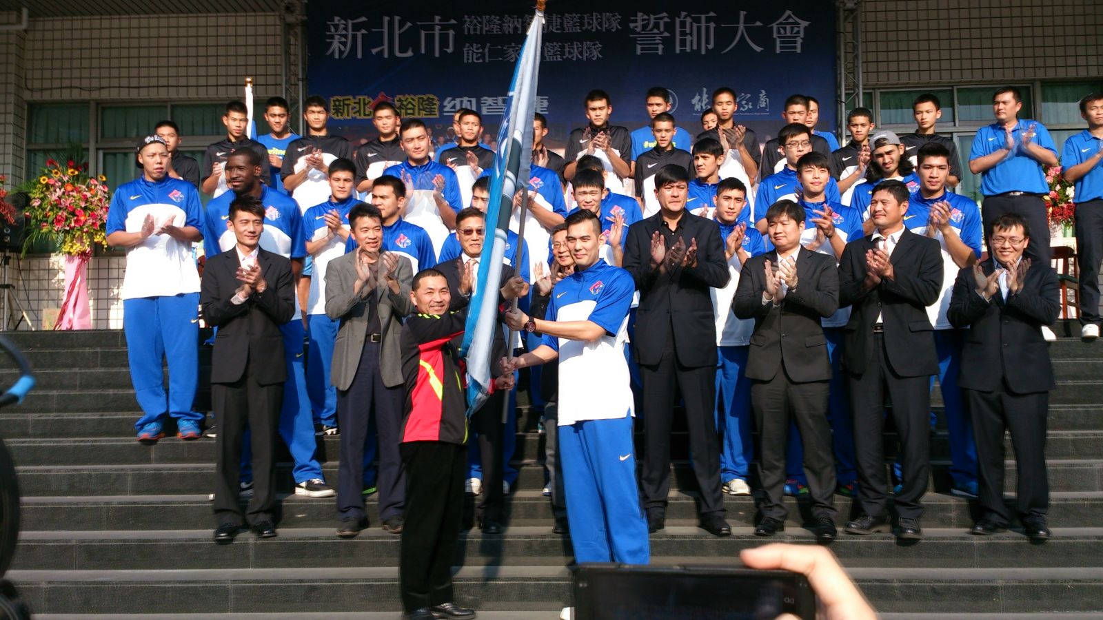 新北市副市長侯友宜(前左)為裕隆與能仁家商授旗，由呂政儒(前右)代表接受。　