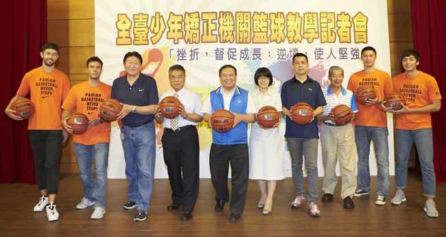 中華奧會主席林鴻道（中籃色背心）與璞園球員（橘免Ｔ恤）代表出席記者會。（中華奧會提供）