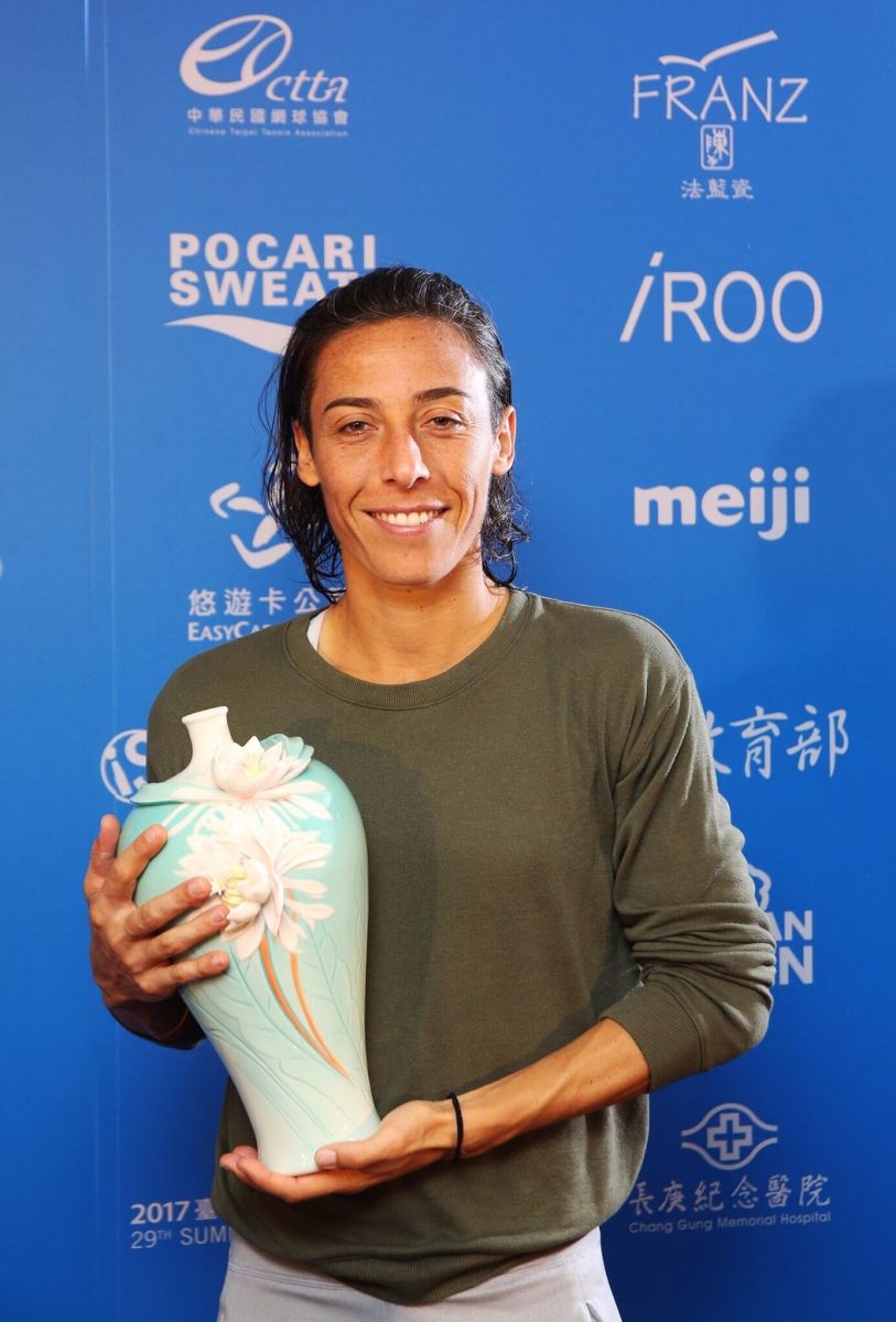 義大利球星獲得大會贈與名為「美好時光」法藍瓷。台灣網球公開賽提供