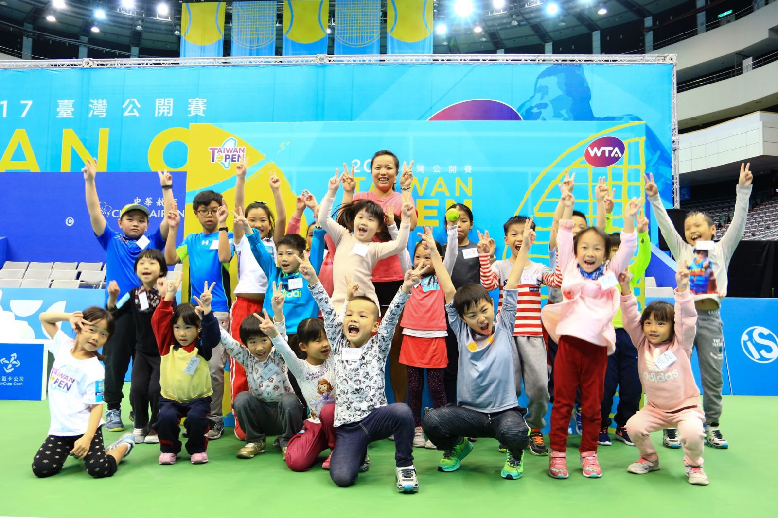 李亞軒跟小小球員合照。台灣公開賽大會提供