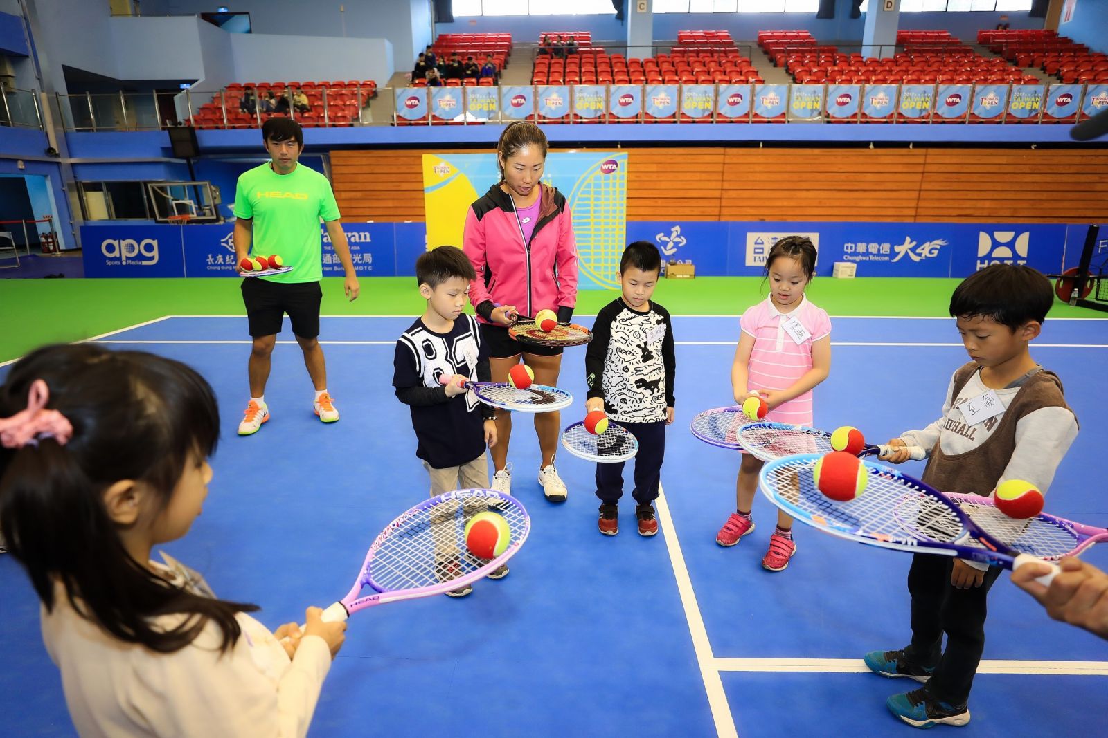 小球員很開心有詹謹瑋姊姊教球。台灣公開賽大會提供