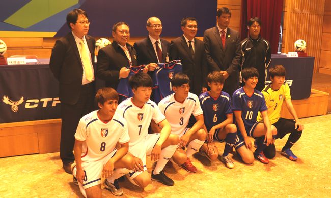 中華男、女足球隊球員代表和總教練出席記者會。（魏立信／攝）