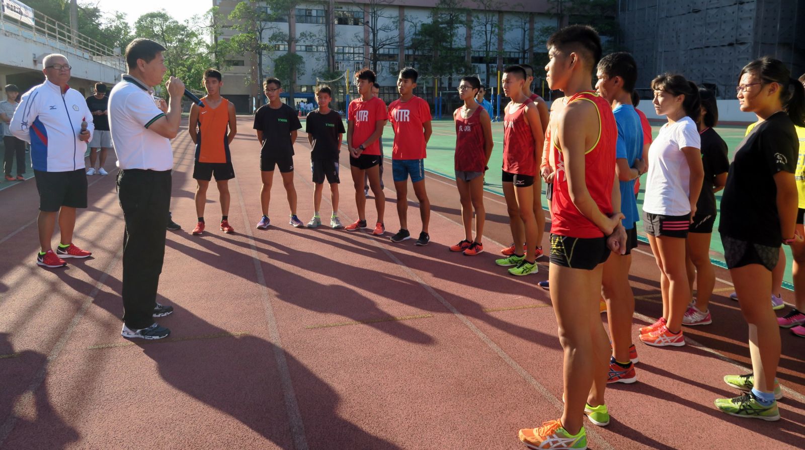 中國競走金牌教練張阜新(左二)。攝影/楊育欣