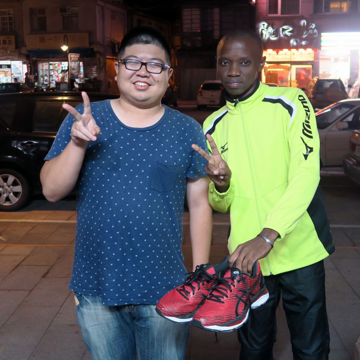 肯亞選手科斯馬（右）先用這雙跑鞋比賽。攝影/楊育欣