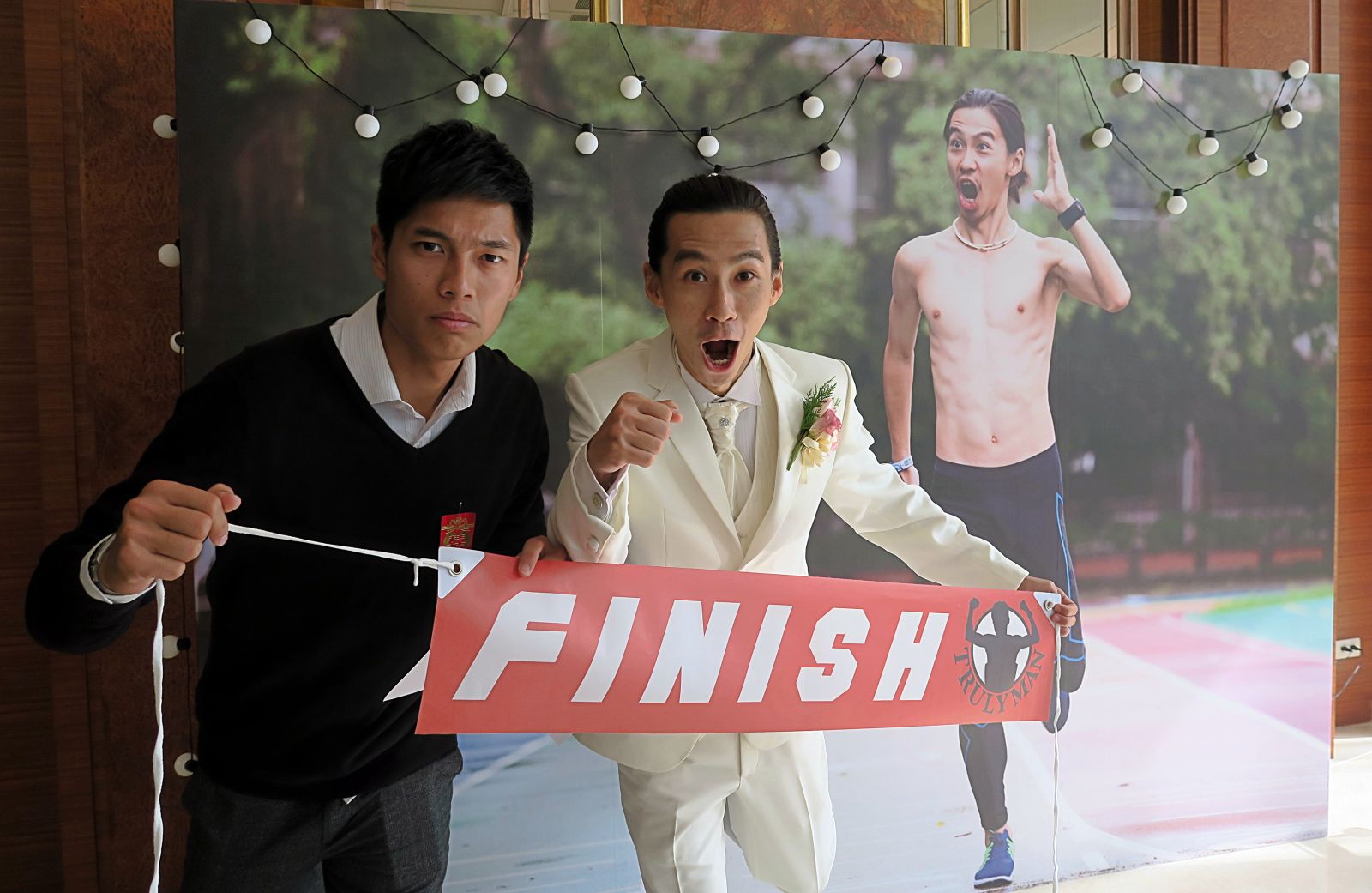 兩屆奧運國手陳傑(左)擔任張嘉哲婚禮招待。攝影/楊育欣