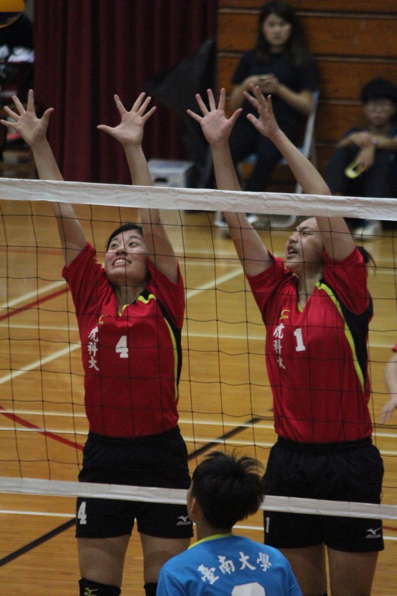 虎尾科大林宛儒(左)、楊雲媗努力封阻對方攻擊。圖/大專體總提供