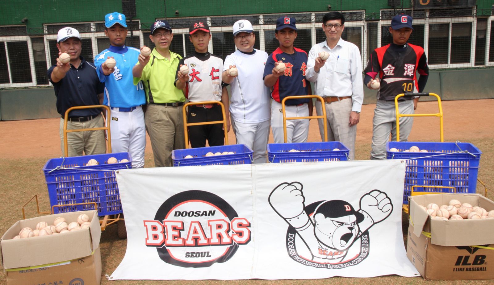 南韓斗山熊棒球隊贈高雄基層四球隊用球。圖/高雄市體育處提供