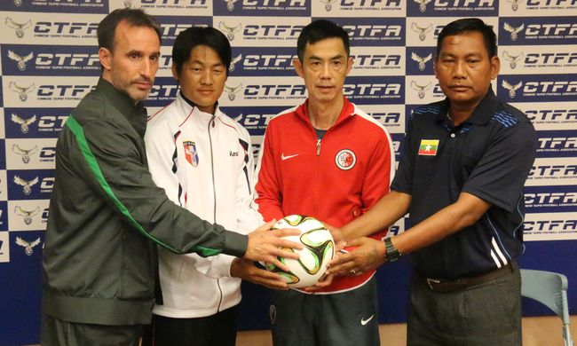 4隊總故練出席記者會,左二為中華隊總教練張武業。