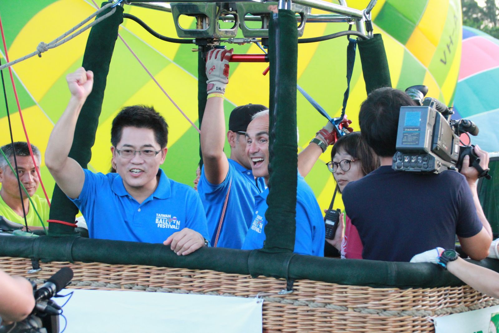 台東縣長黃健庭特地登上熱氣球，為選手加油。（台東縣政府提供）