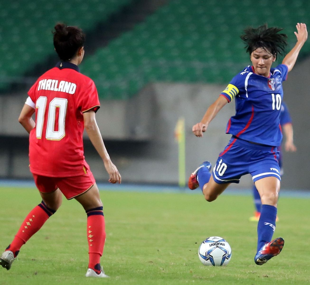 台灣女足隊長余秀菁(右)射進第一球。