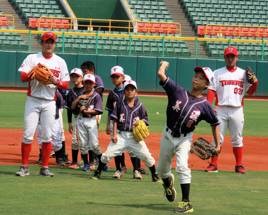 起亞虎隊員指導台灣棒球小球員。