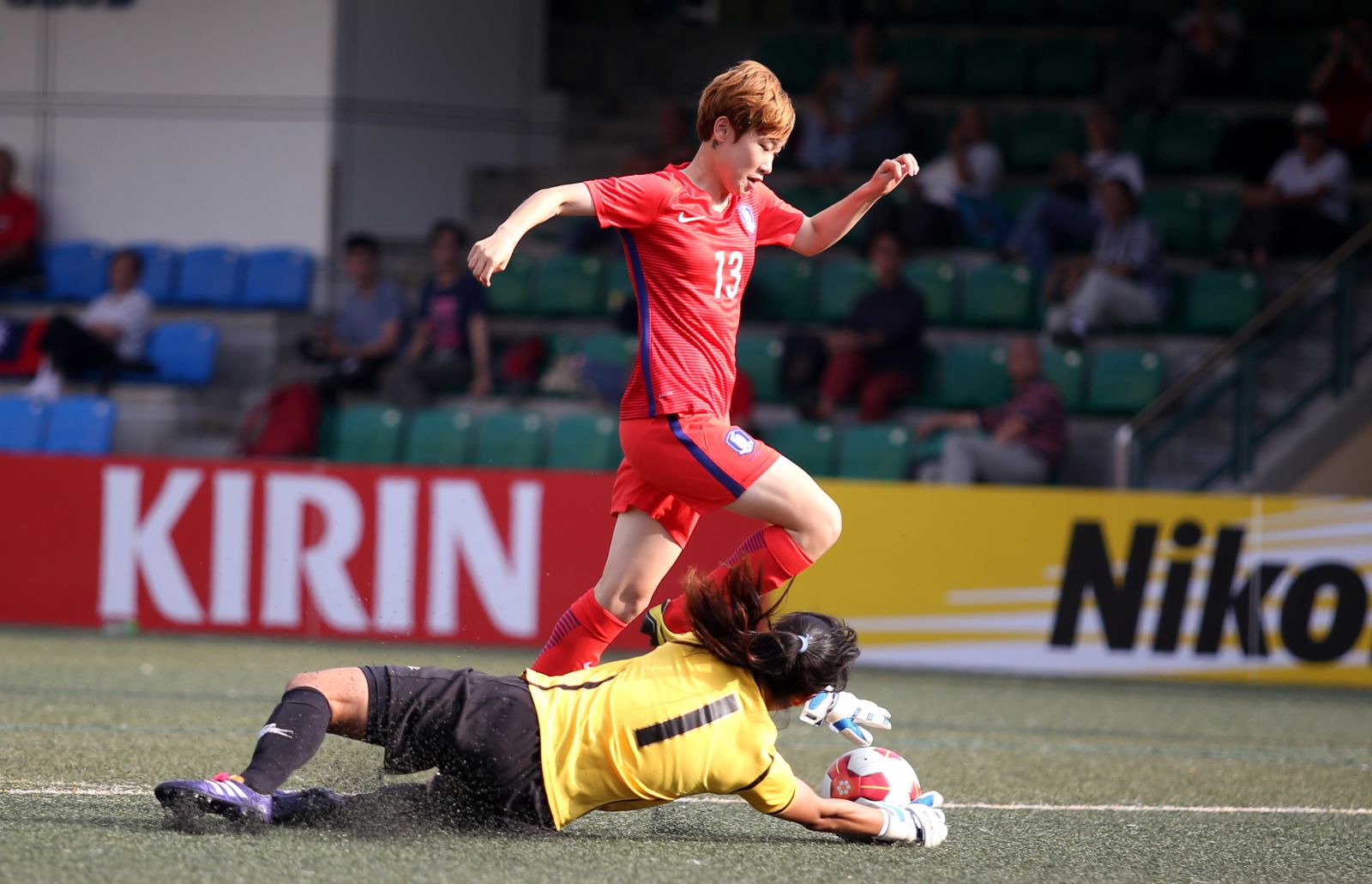 南韓文美羅(上)射進第7球。中華民國足球協會提供
