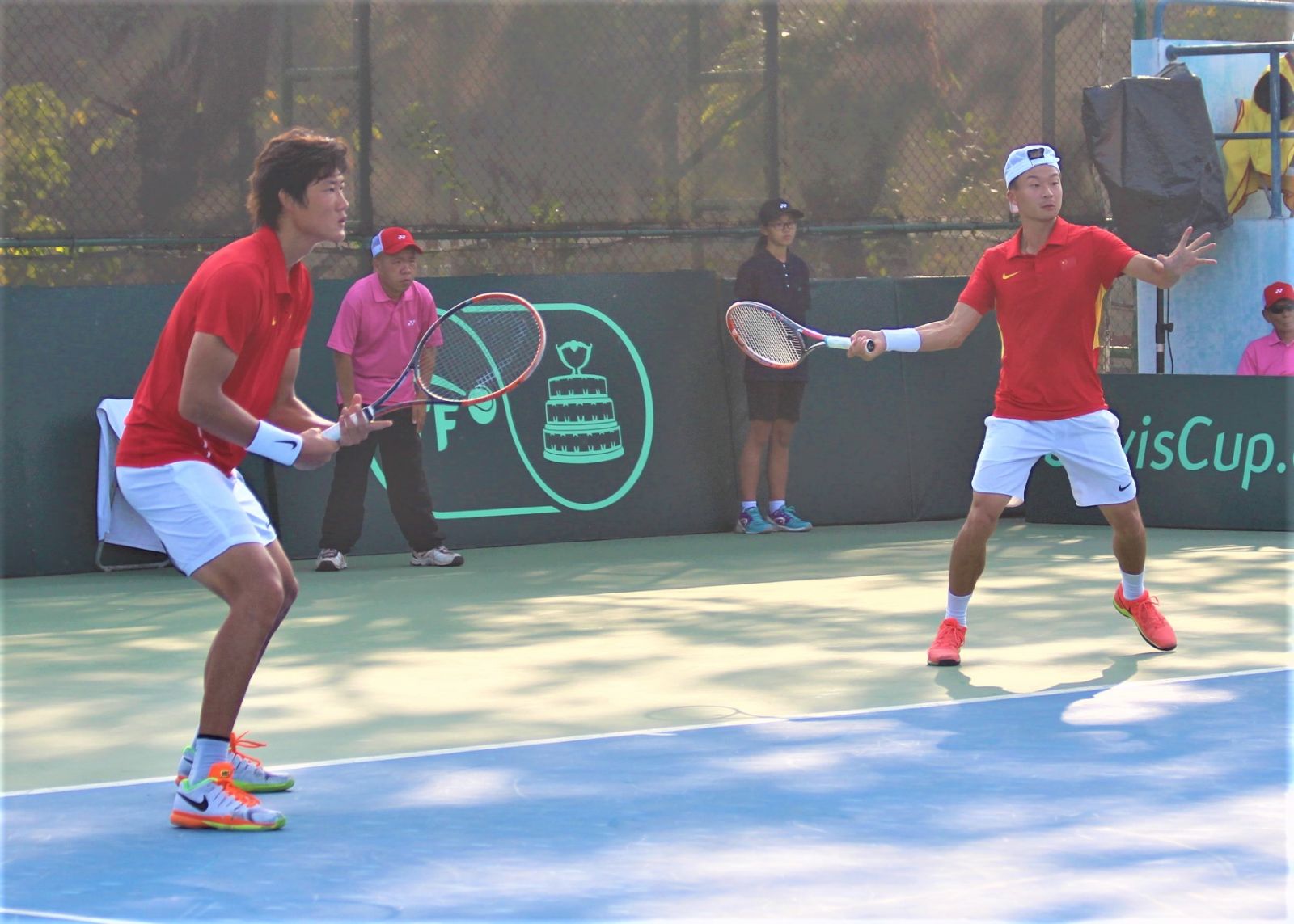 中國吳迪(右)、張之臻發球強勢。中華民國網球協會提供