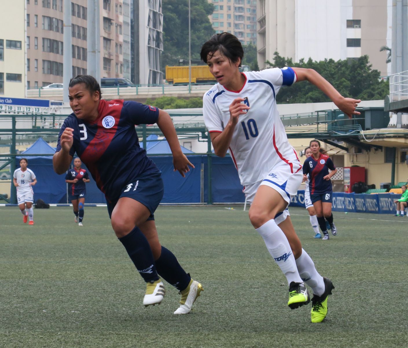 中華女足的不動隊長余秀菁(右)也有一個進球。中華民國足球協會提供