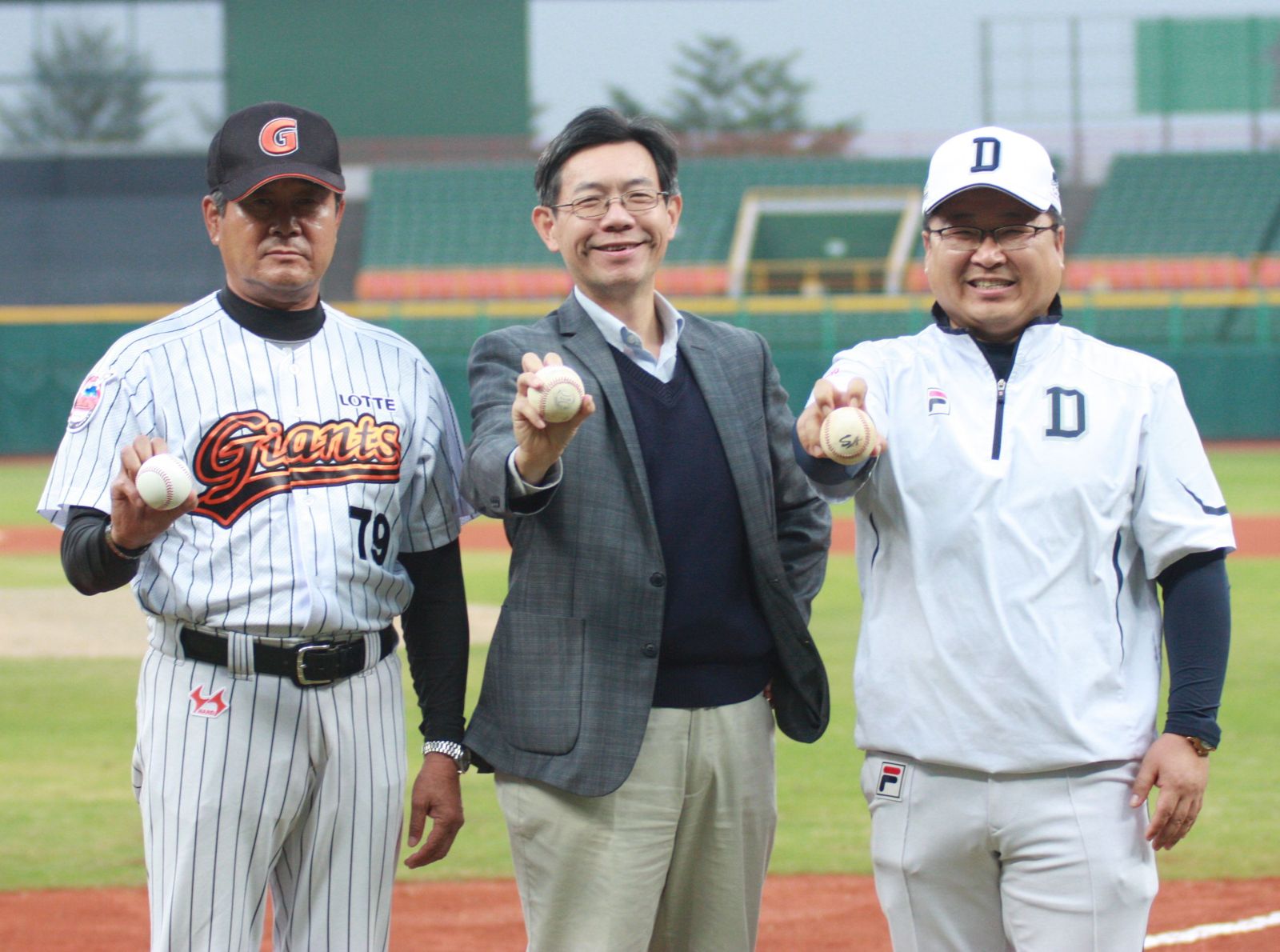 樂天巨人與斗山熊代表韓國球隊捐贈比賽用球。