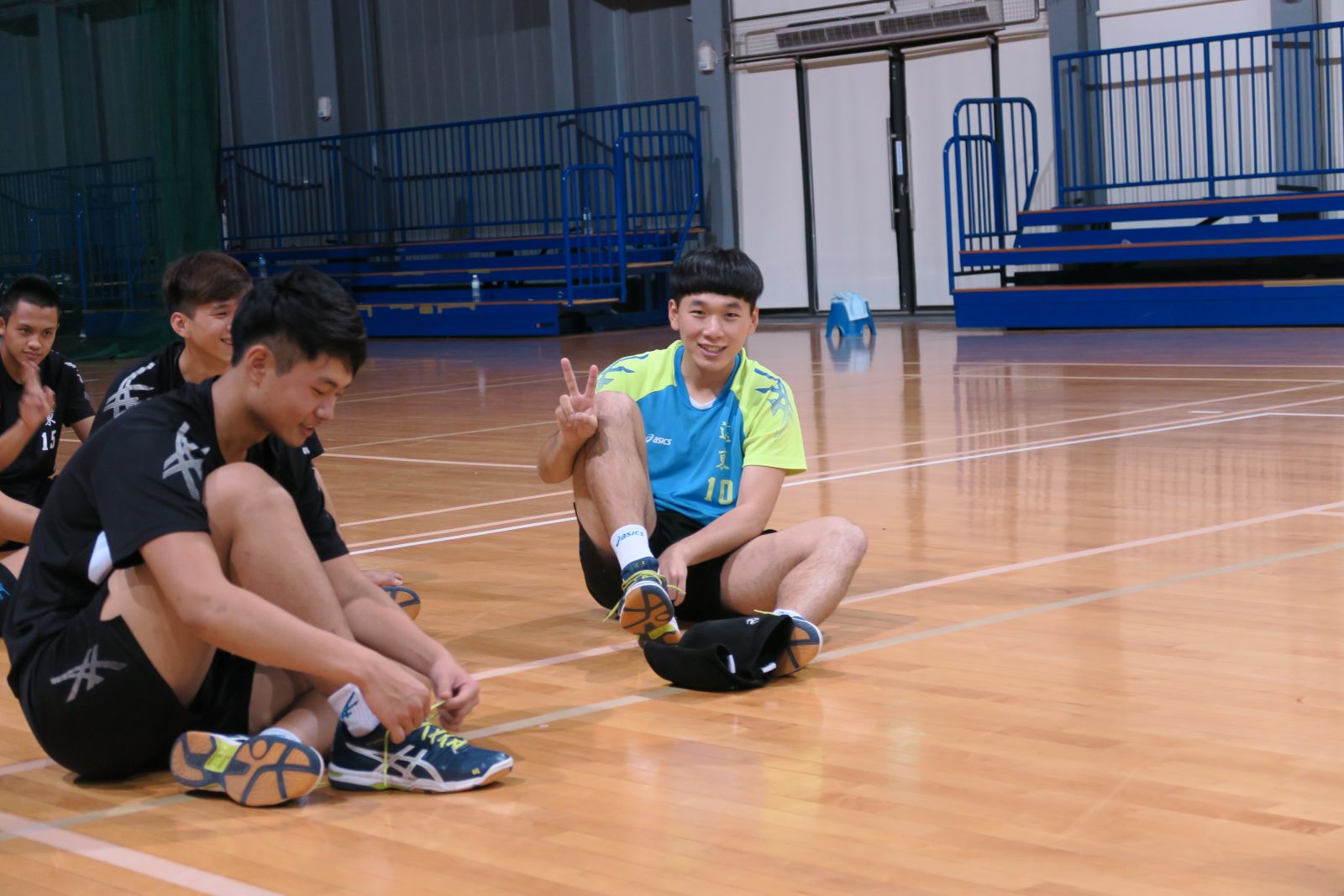 遠東科大自由球員謝慶飛(右)從小沒有父母親陪伴，但他樂觀看待人生。攝影/楊育欣