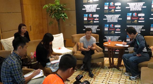 鄒市明（右二）接受台灣媒體的專訪。