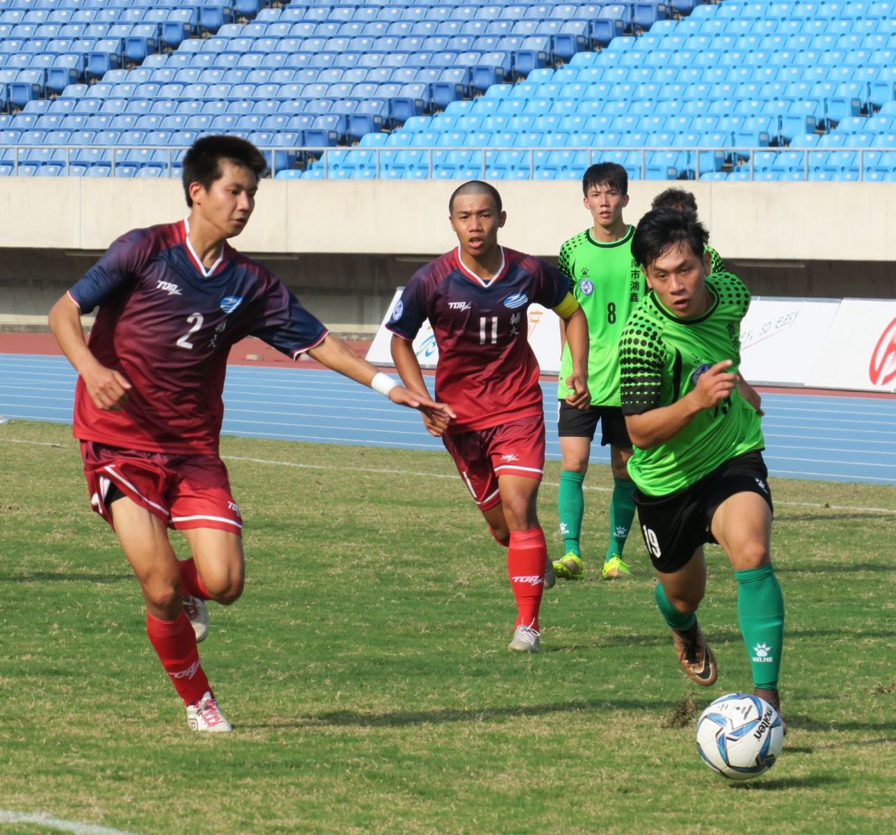輔大航源(左)拿下首勝。中華民國足球協會提供
