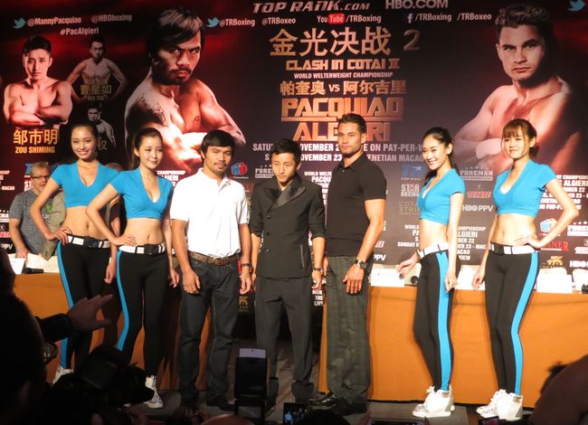 帕奎奧(左三)11月23日在澳門迎接阿爾吉里(右三)的挑戰，中國拳王鄒市明(中)也將出賽。