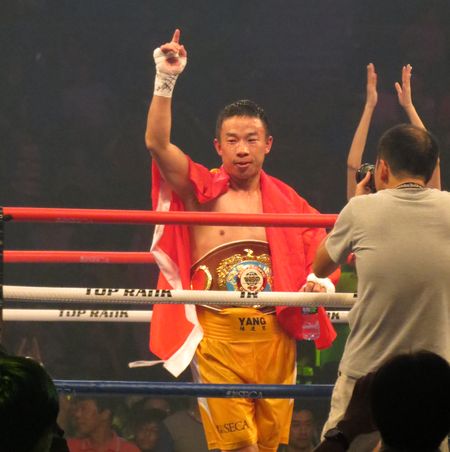 楊連慧在現場拳迷的加油聲中奪下WBO亞太羽量級拳王的腰帶。