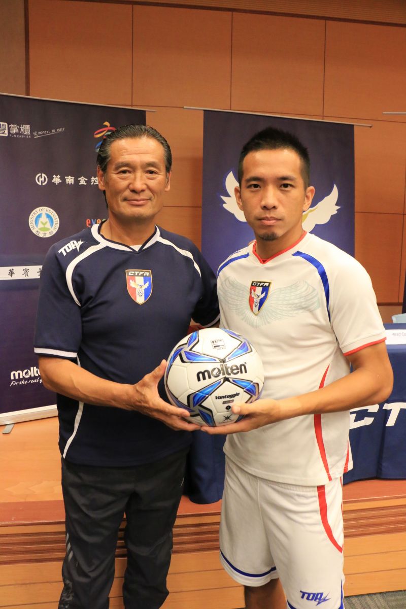 中華隊的日本籍總教練今井敏明(左)不打防守戰。中華民國足球協會提供