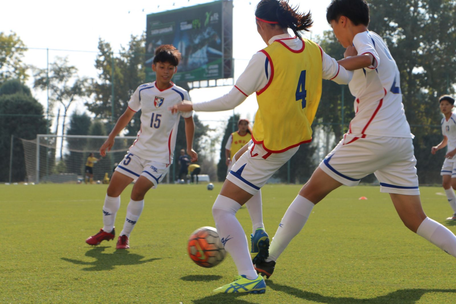 中華U18女足隊楊萱(左)。中華民國足球協會提供