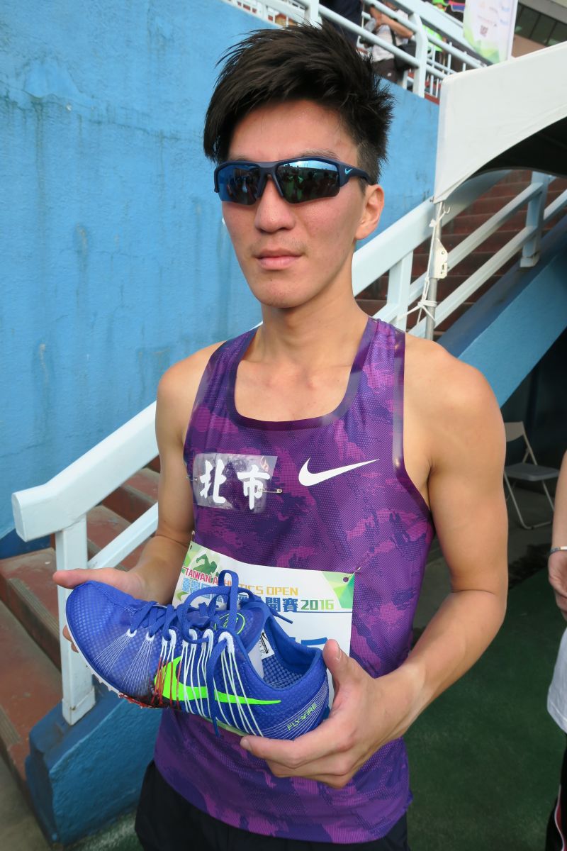 賴孟昕負傷跑完1500公尺。攝影/楊育欣