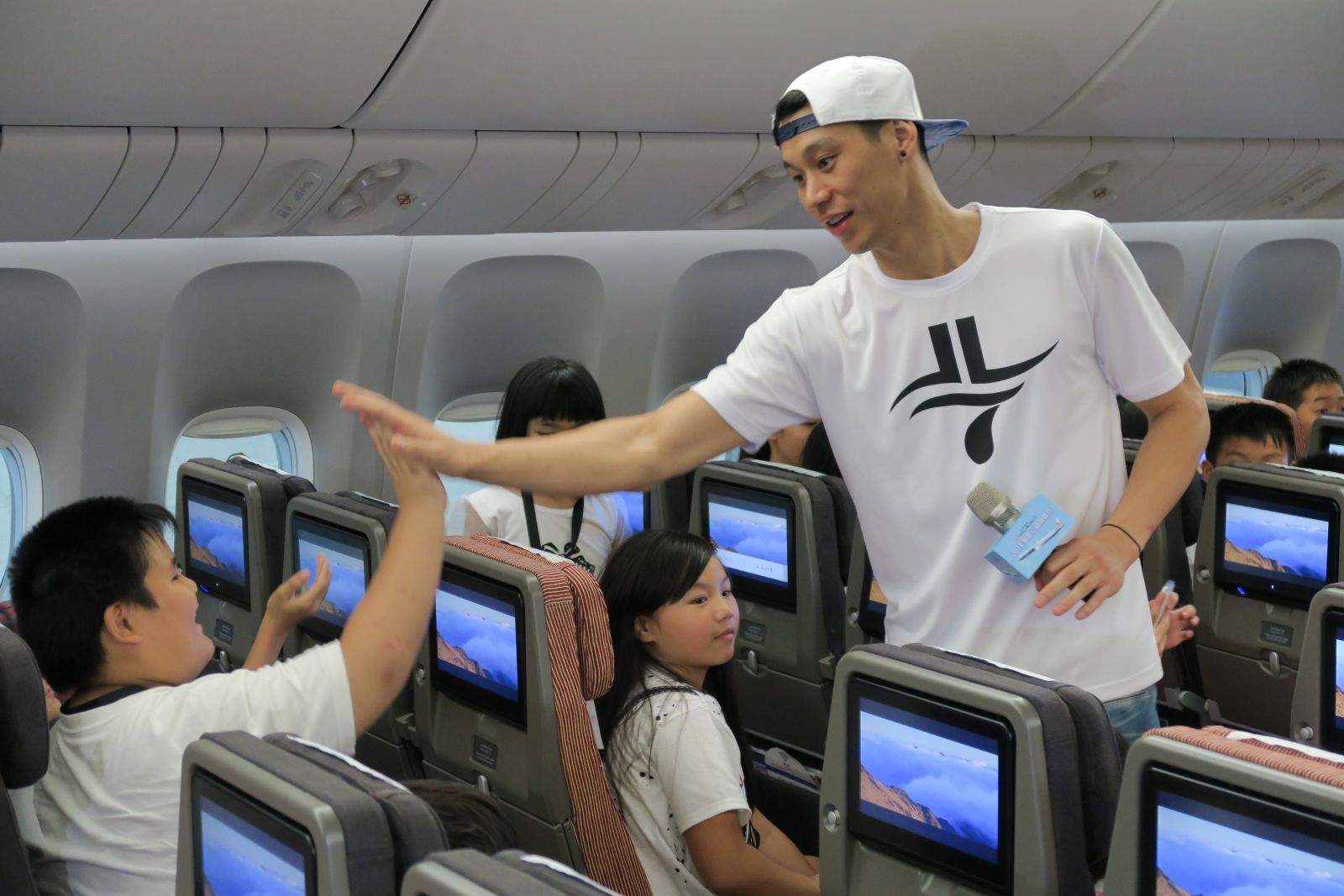 林書豪在飛機上跟小學童互動。攝影/楊育欣