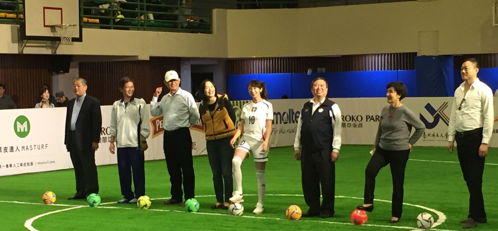 中華民國迷你足球協會理事長許淑華(左5)等人到場踢球開幕。