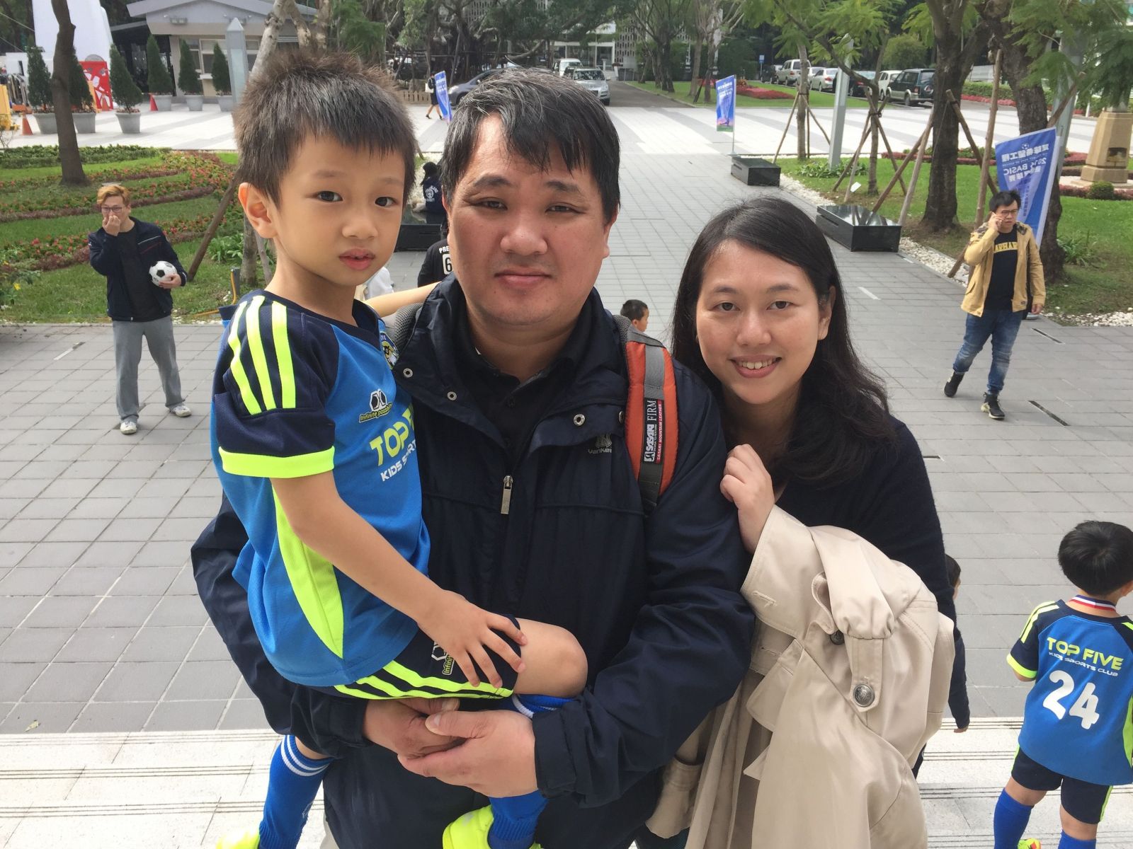 陳祐寬（左1）由爸爸、媽媽陪同參賽，別看他個頭小小，運動神經可是一級棒的。