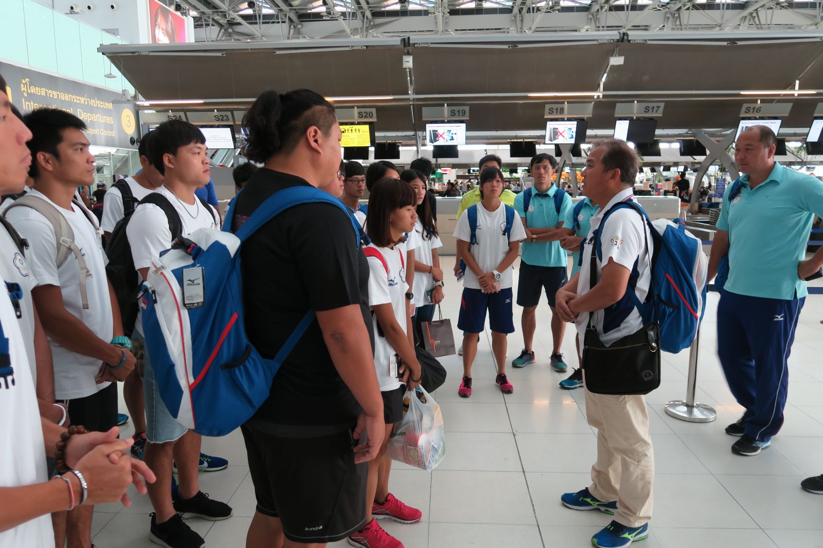中華田徑隊結束泰國公開賽行程，領隊邱為榮(右二)勉勵選手和教練。攝影/楊育欣