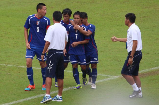 中華隊球員與教練向進球的游家煌(藍7號)道賀。（中華足協提供）