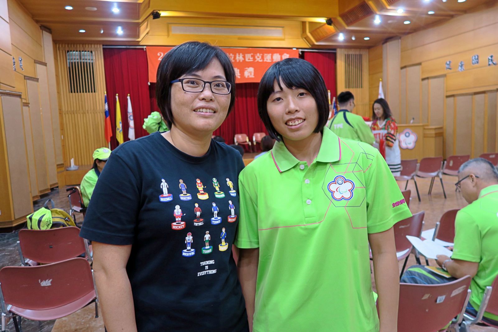 運動防護師蘇玟姜和里約帕運柔道國手李凱琳(右)。攝影/楊育欣