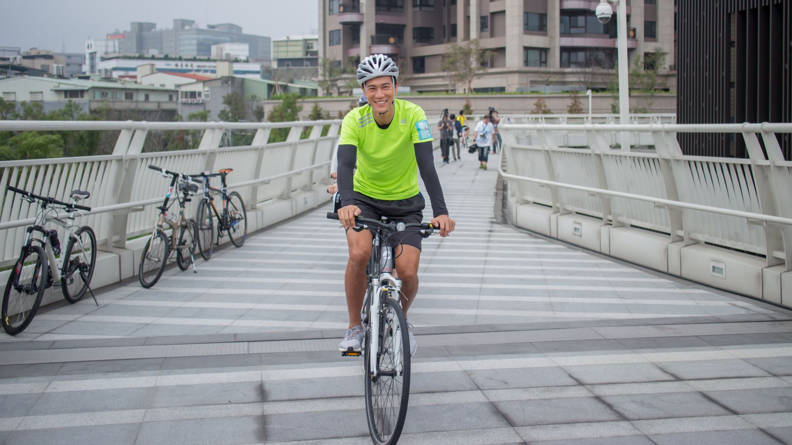 熱愛參加三鐵運動的鍾承翰表示，過去都是騎單速車，但最近計畫要開始進軍專業公路車領域。