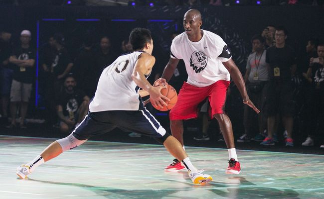 Kobe在「黑曼巴」球場面對學員李觀洋的挑戰。（NIKE提供）