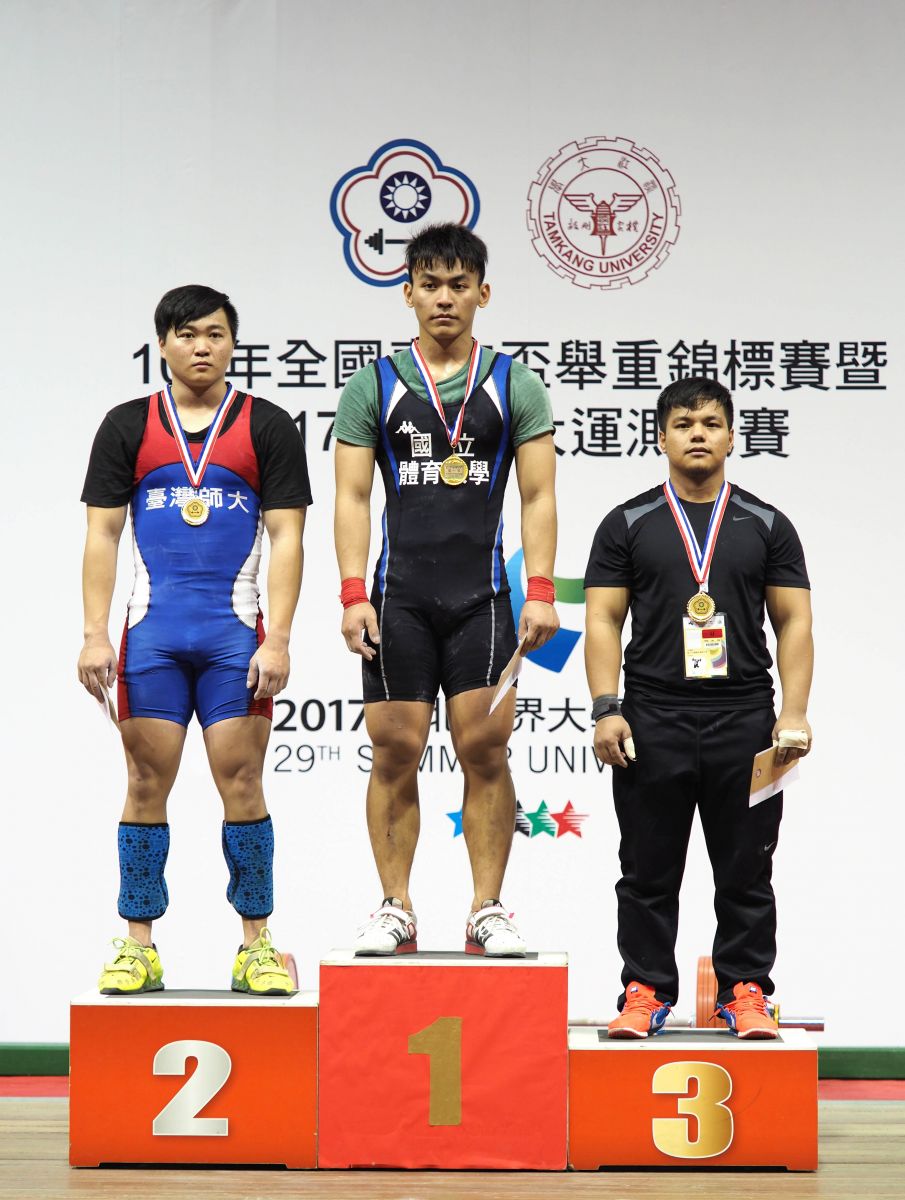 陳柏任(中)奪下男子85公斤級金牌。台北世大運籌委會提供