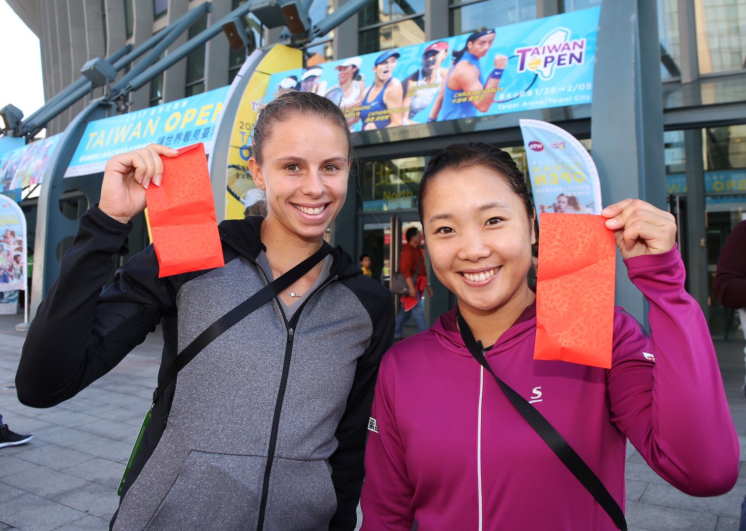 波蘭琳內(左)、日本奈良久留美在小巨蛋外發紅包。台灣公開賽大會提供