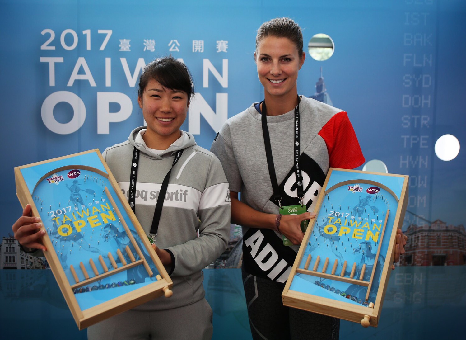 美女球星米內拉(右)與日比野菜緒試彈珠台。台灣公開賽大會提供