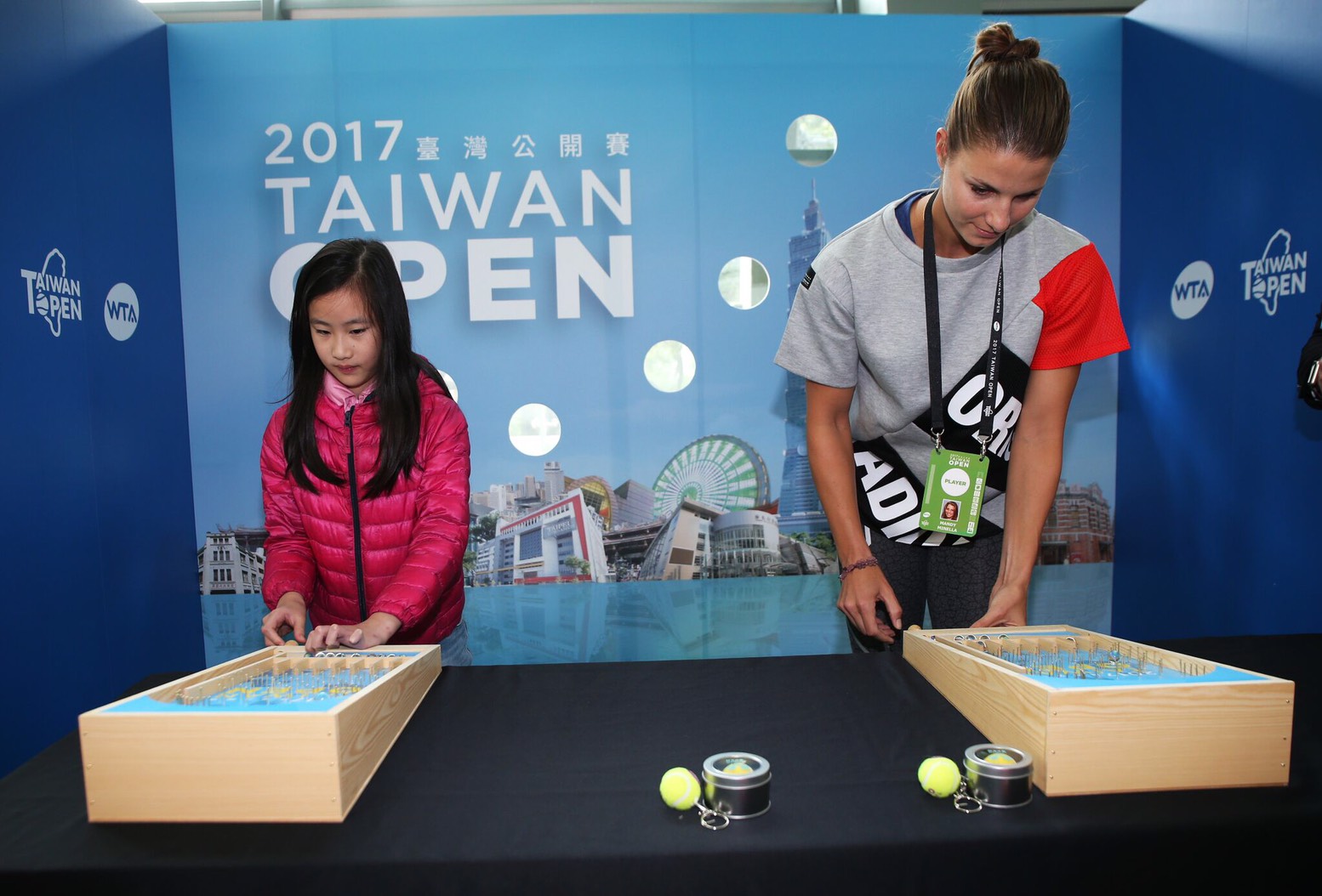 米內拉與小球迷挑戰彈珠台。台灣公開賽大會提供
