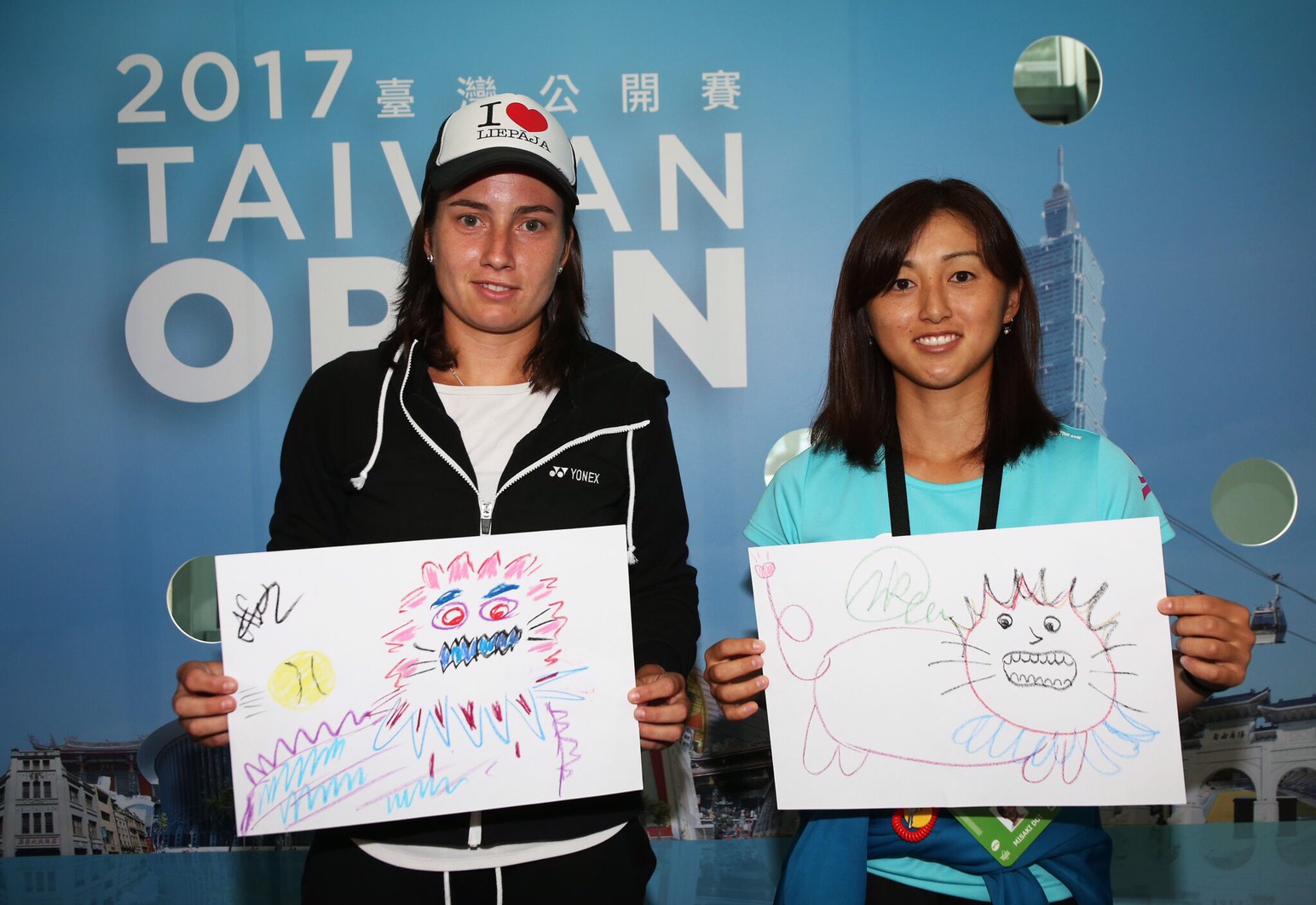 日本土居美咲(右)與拉脫維亞女將塞娃斯圖娃挑戰畫年獸。台灣公開賽大會提供