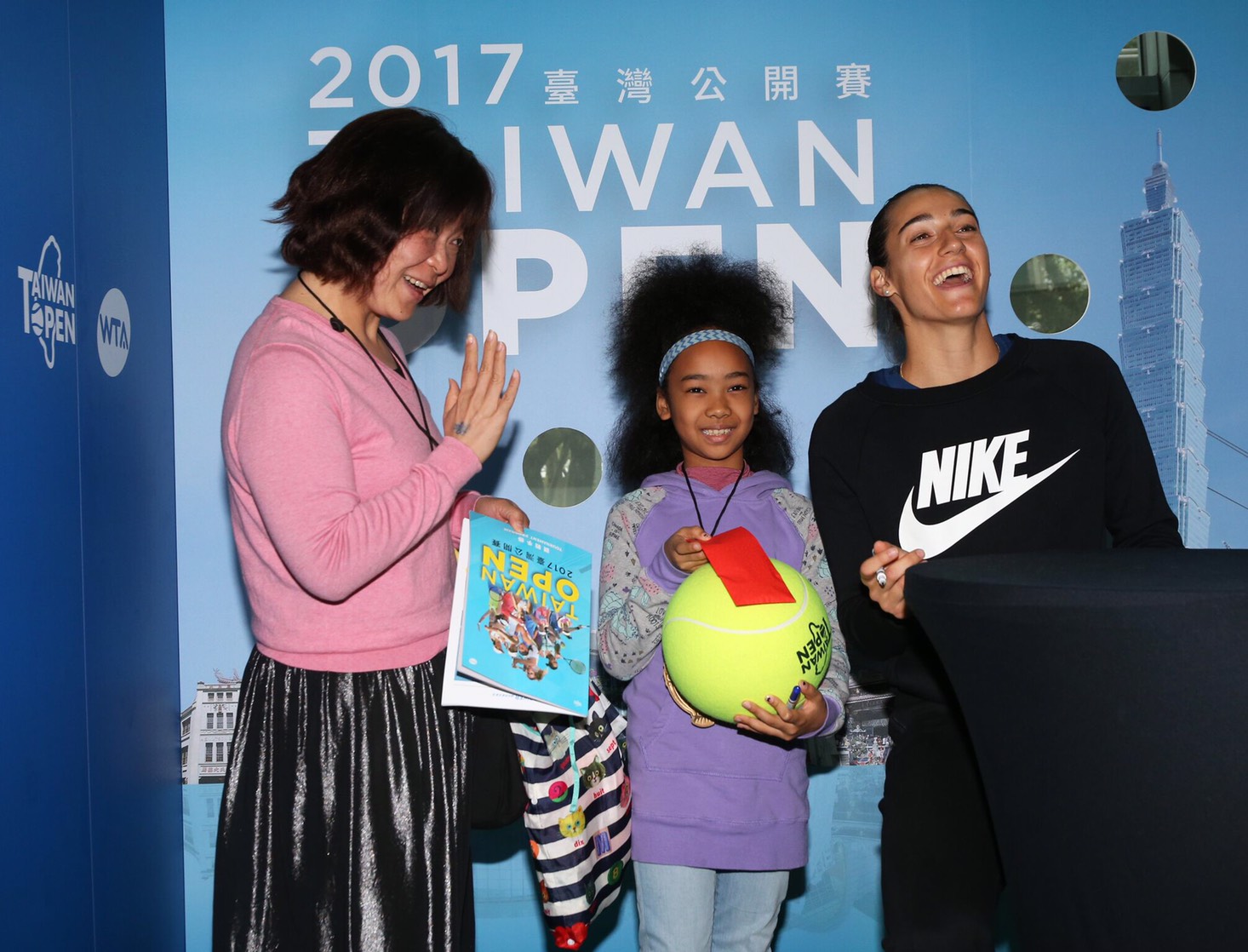 法網雙打冠軍賈西亞與台灣球迷互動。台灣公開賽大會提供